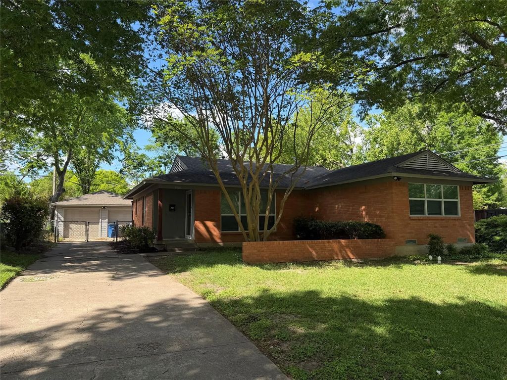 888 Berkinshire Drive, Dallas