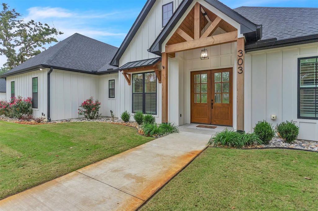 303 County Road 2462, Mineola