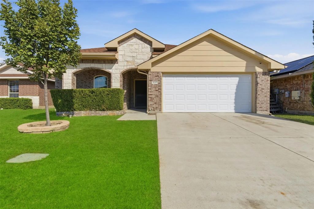3137 Royal Crest Drive, Fort Worth