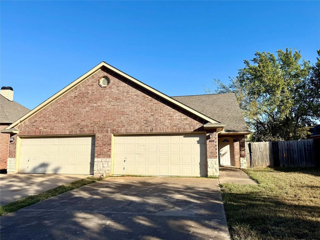 808 Betty Court, Hurst