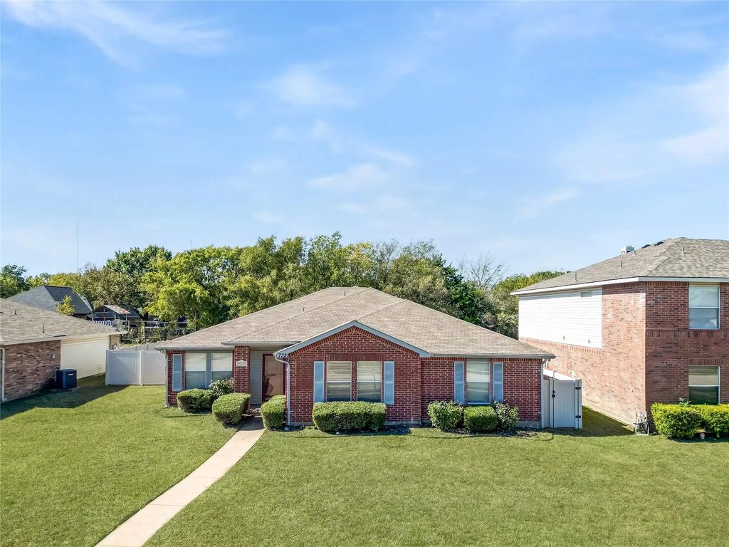 732 Nw Meandering Drive, Cedar Hill