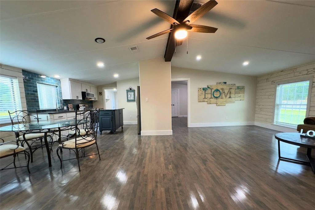 11110 County Road 4020, Kemp