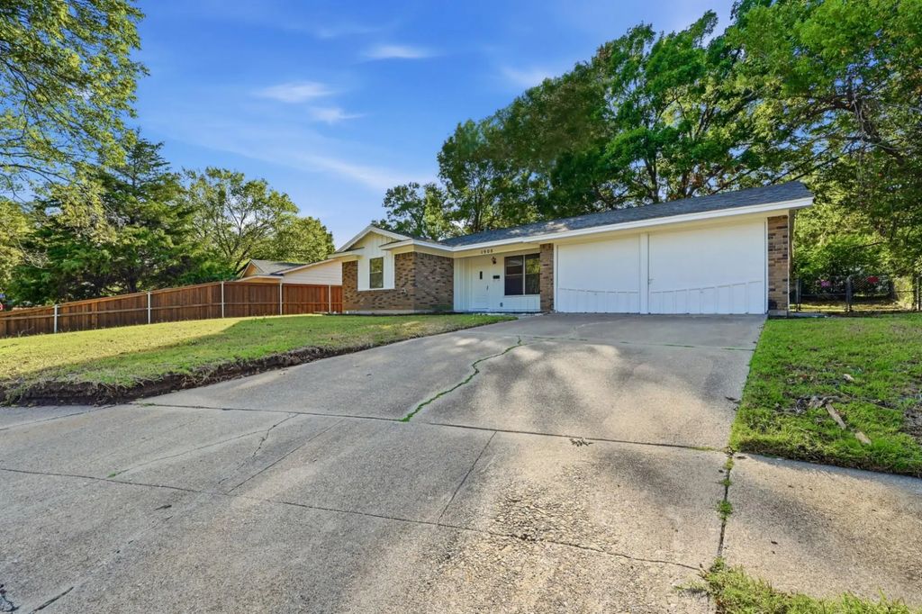 1908 Glencrest Circle, Arlington