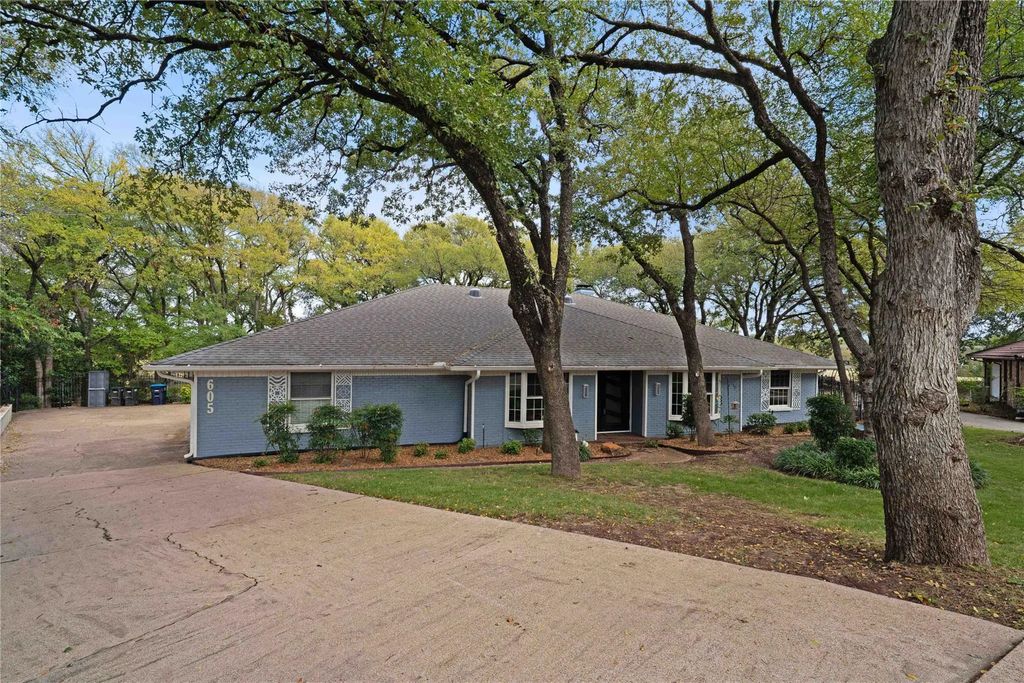 605 Highwoods Trail, Fort Worth