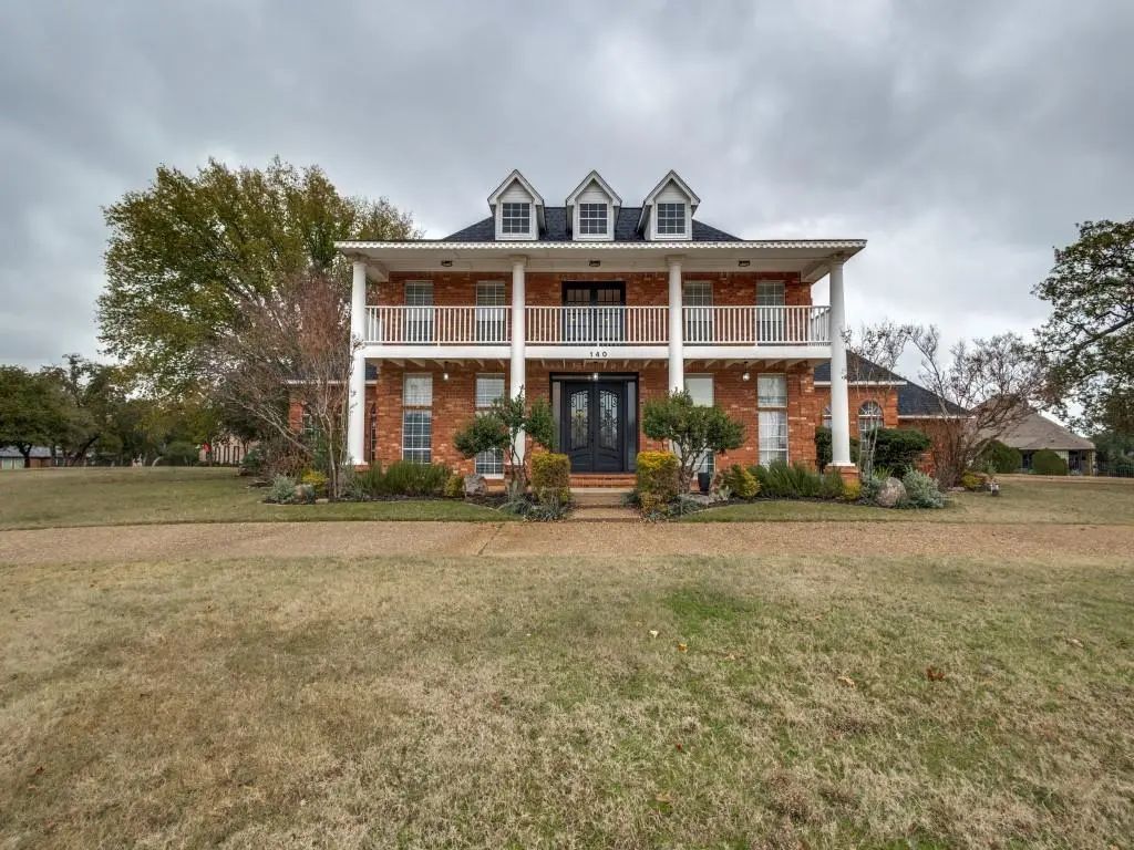 140 Twin Lakes Drive, Double Oak