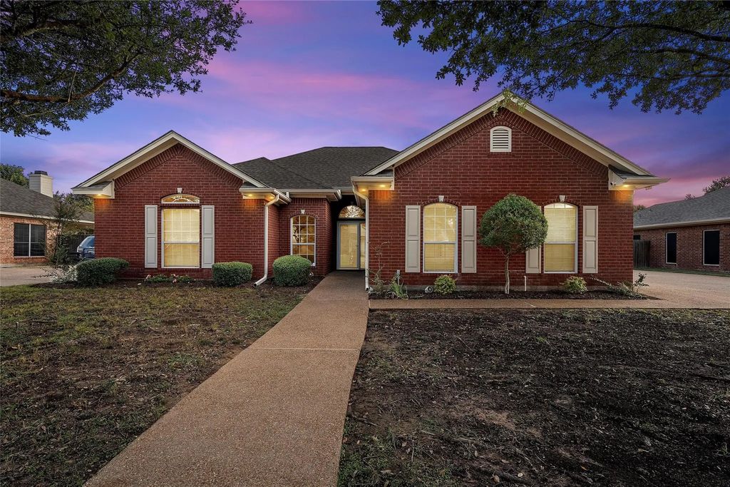 1112 South Haven Drive, Hewitt