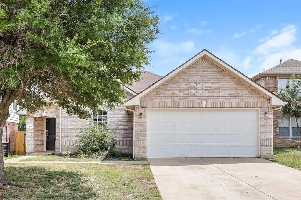 7312 Moon Ridge Court, Fort Worth