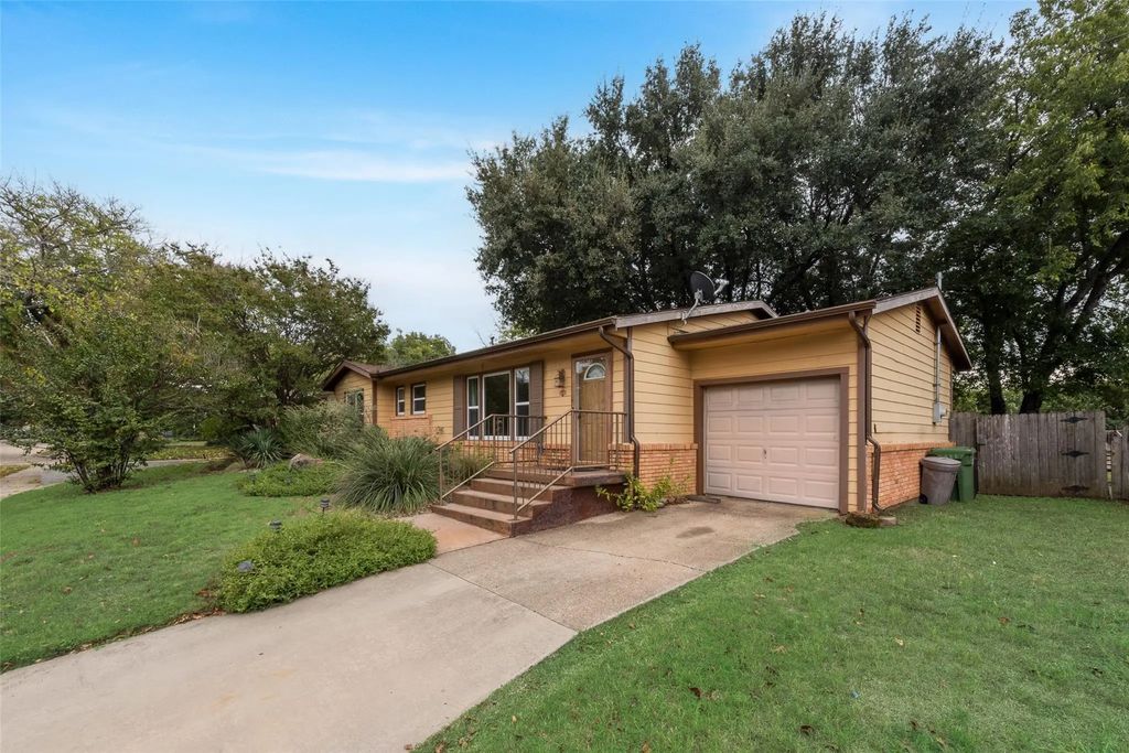 308 Wanda Way, Hurst