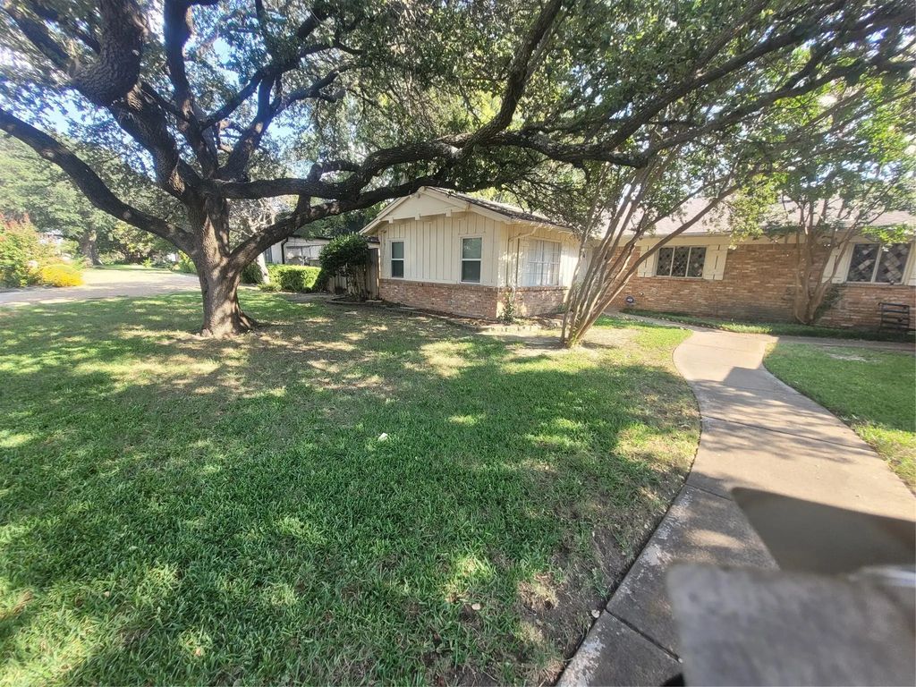 7708 Village Trail Drive, Dallas