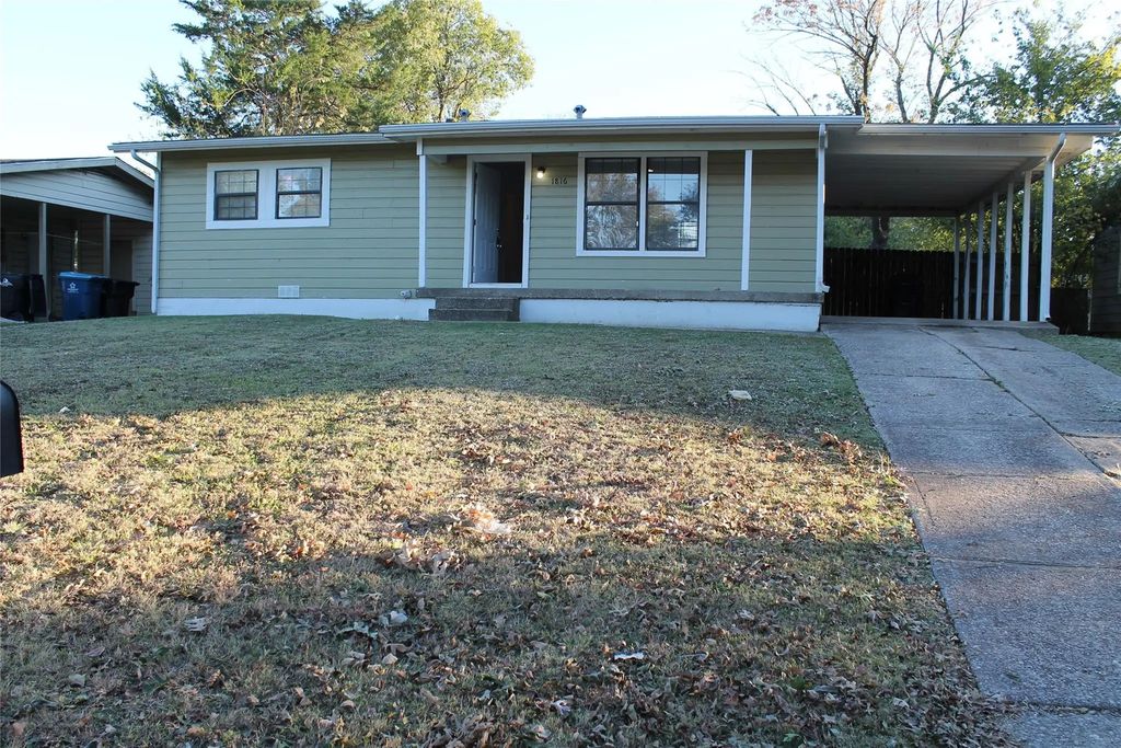 1816 Meadowlark Lane, Denison
