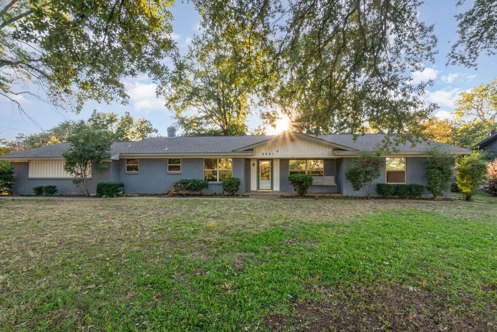 2201 N Mill Street, Lewisville