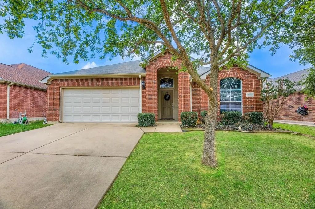 8421 Yellow Buckeye Drive, Fort Worth