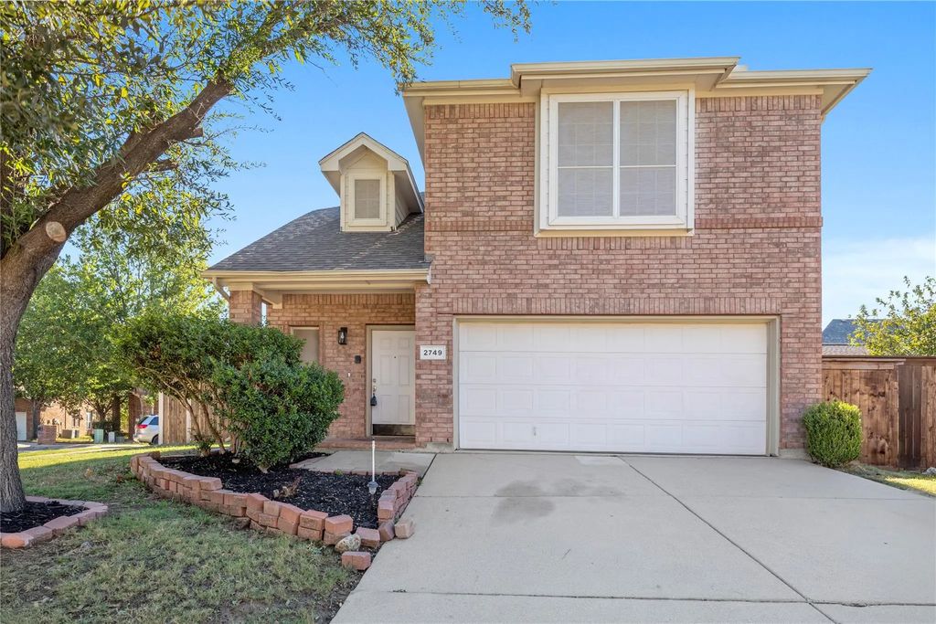 2749 Lynx Lane, Fort Worth