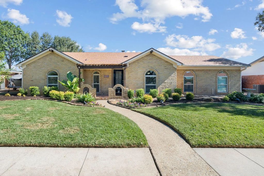 2508 Lakeview Drive, Bedford