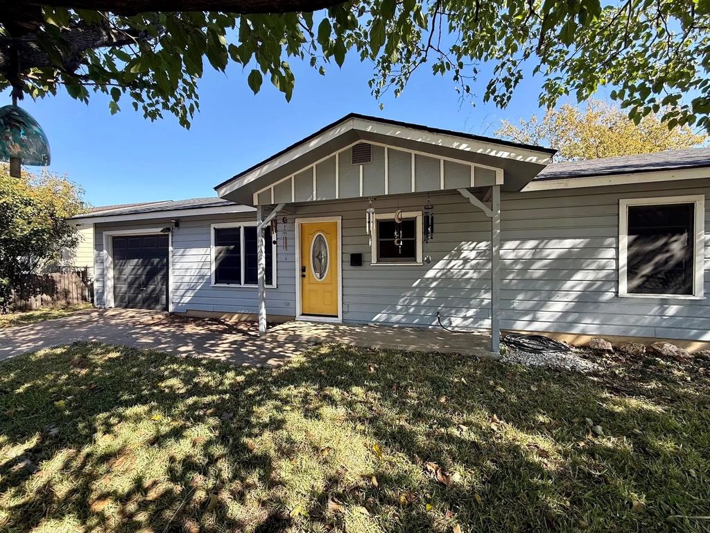 516 Renfro Street, Burleson