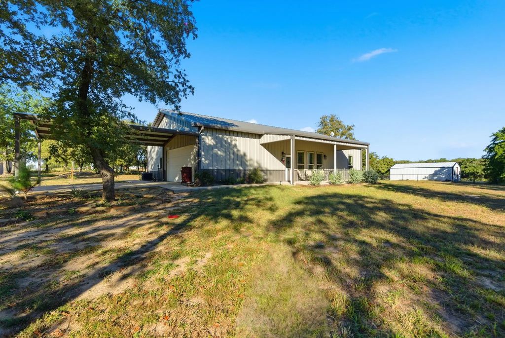 333 Loggins Trail, Poolville