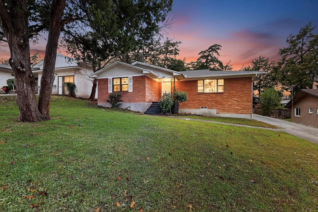 5447 Singing Hills Drive, Dallas