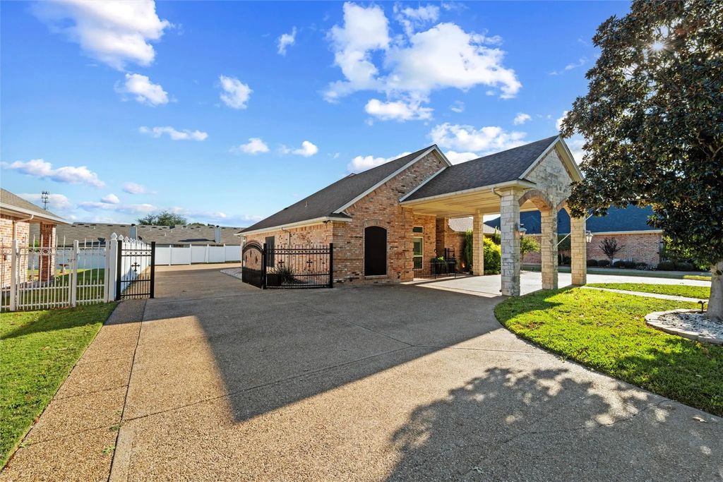 816 Amherst Drive, Waxahachie