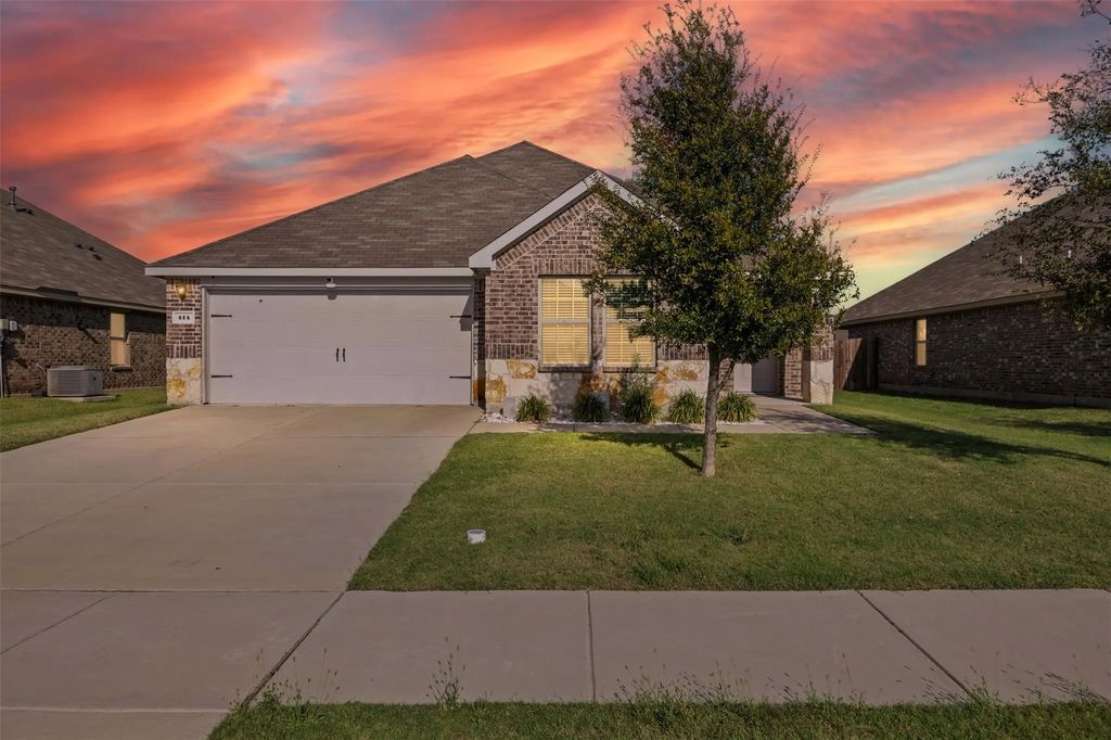 414 War Emblem Lane, Waxahachie