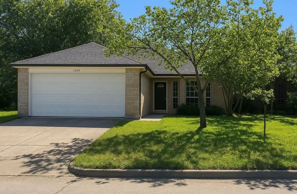 1209 Hidden Glade Drive, Mansfield