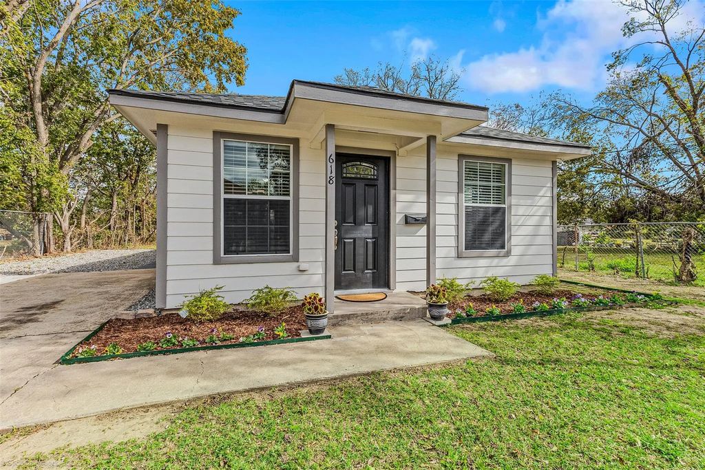 618 Pine Street, Bonham