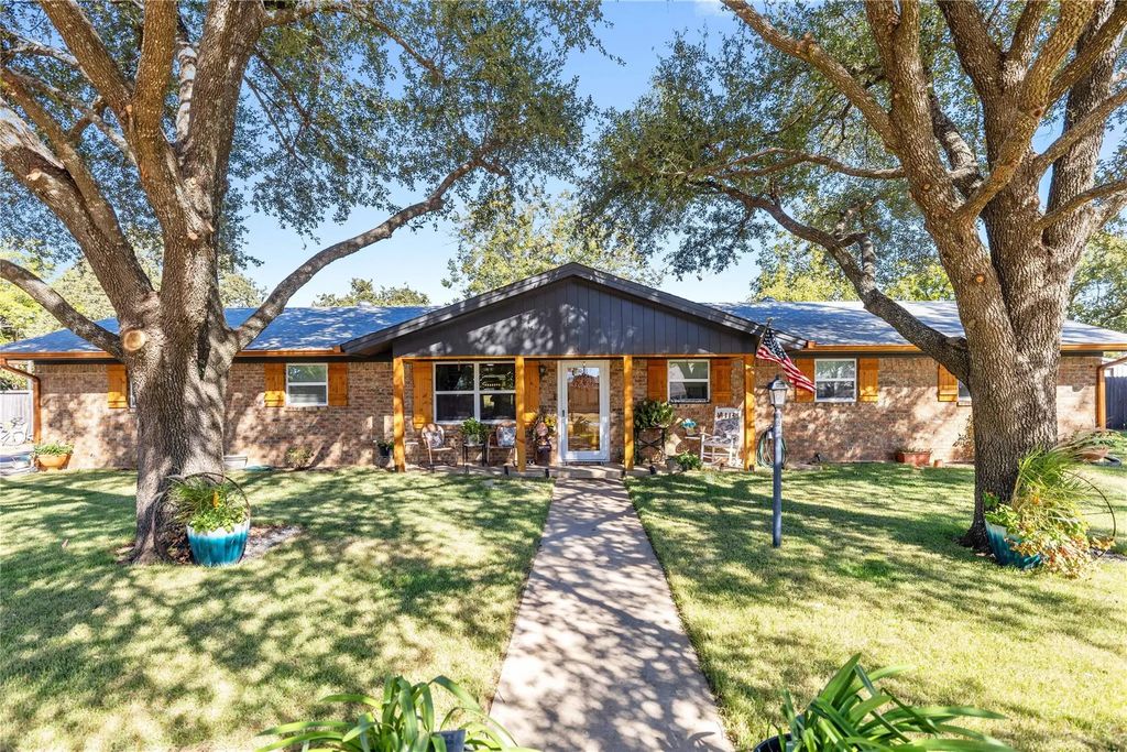 202 Poco Street, Bangs
