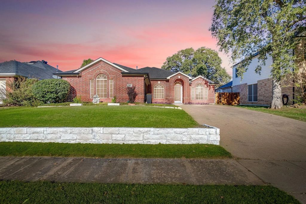 515 Deerwood Drive, Burleson