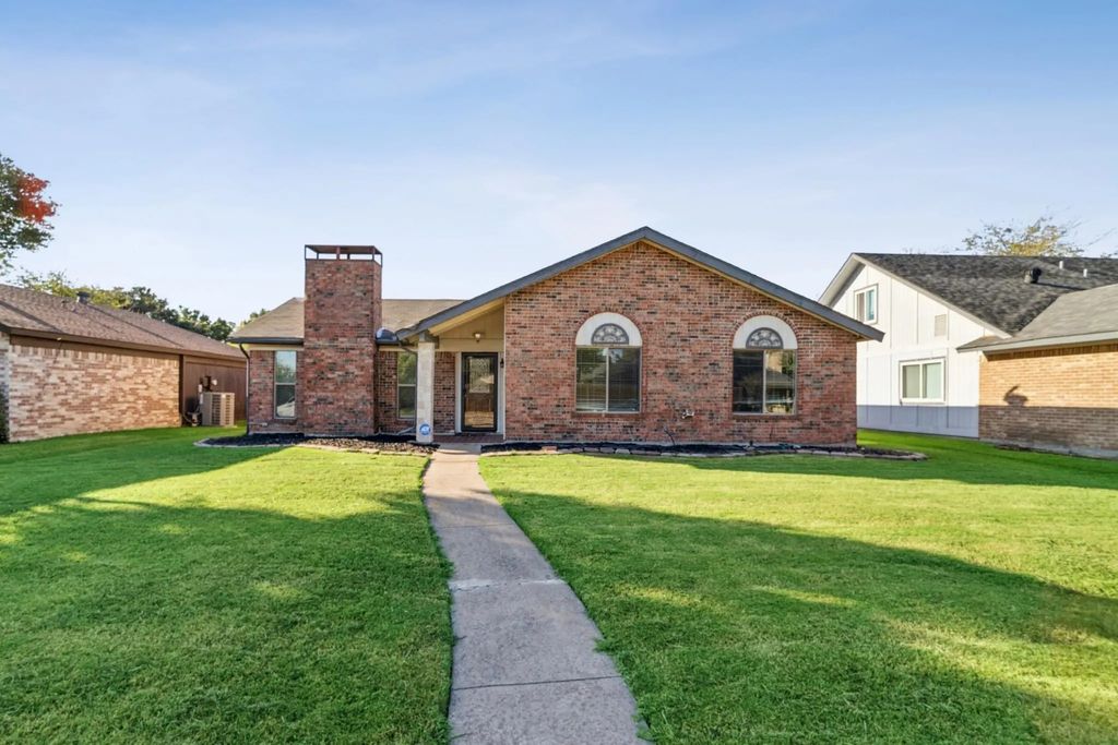2926 Chariot Lane, Garland