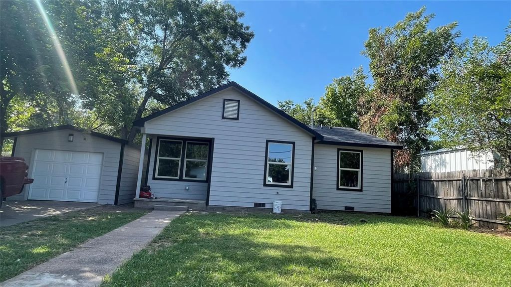 709 E Crafton Street, Henrietta