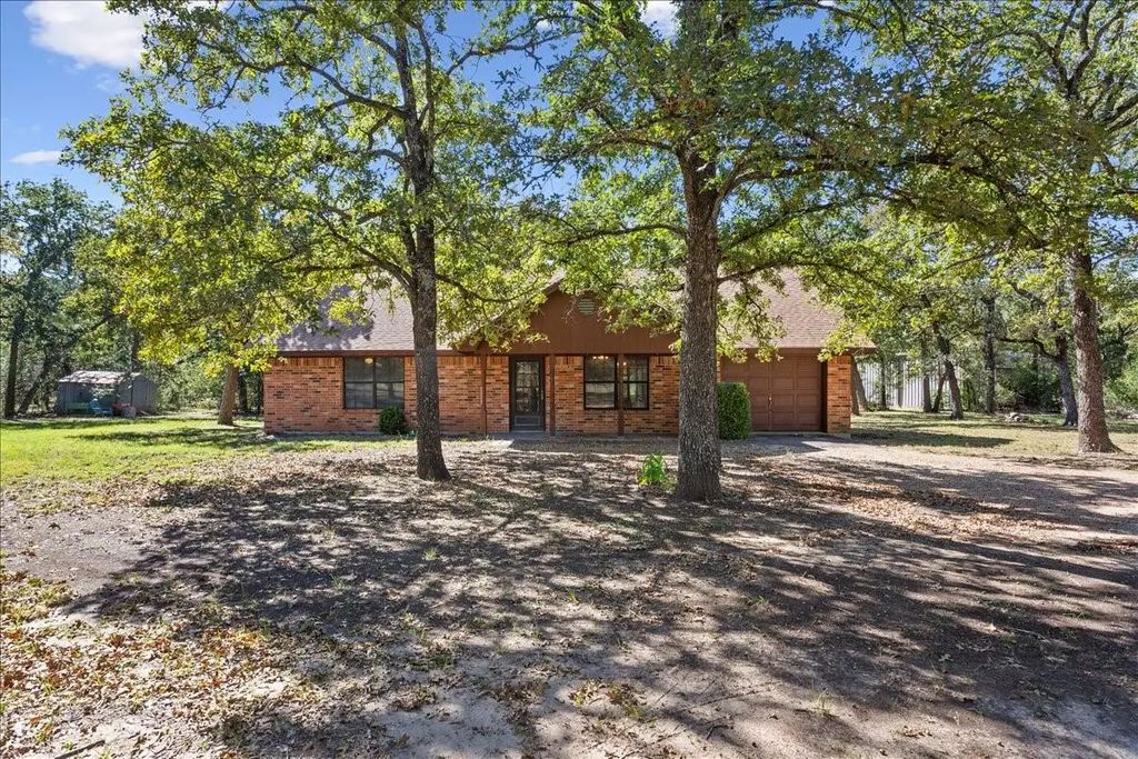 1612 Possum Trot Road, Riesel