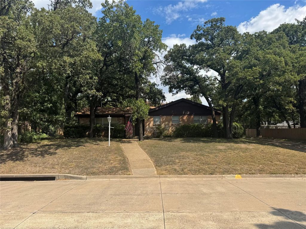 508 Oak Park Drive, Hurst
