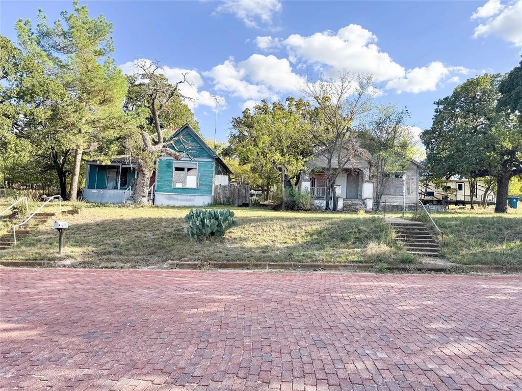 305 W 3rd Street, Cisco