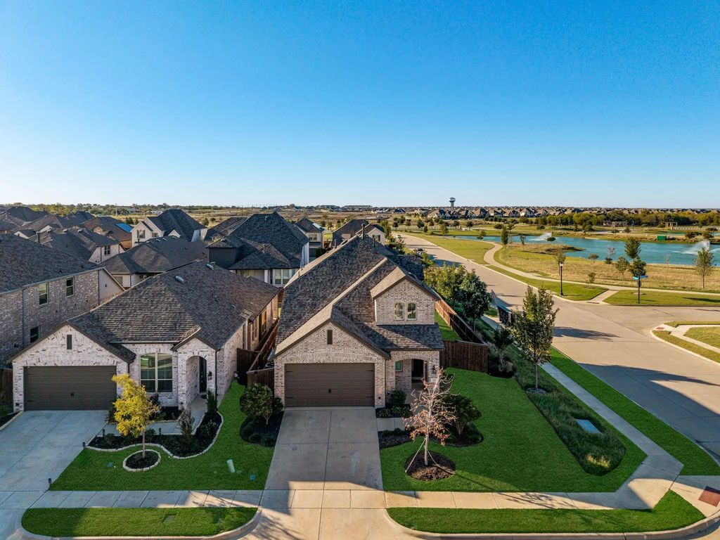 1900 Dappled Grey Avenue, Aubrey