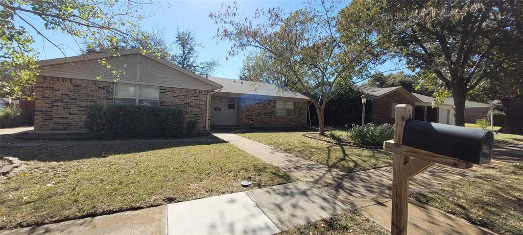801 Redbud Street, Crowley