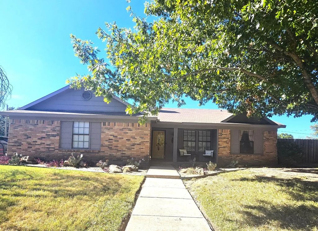 520 Post Oak Lane, Burleson