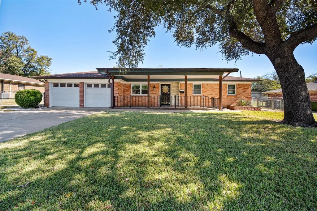 3813 Brookdale Road, Benbrook