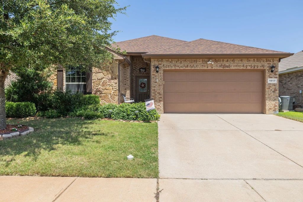 1057 Meadow Scape Drive, Fort Worth