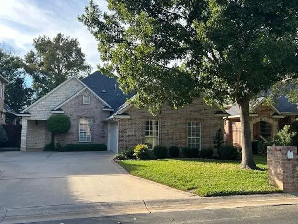 1108 Ellison Park Circle, Denton