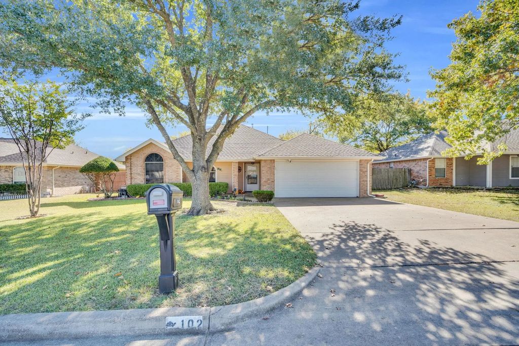 102 Modene Avenue, Waxahachie