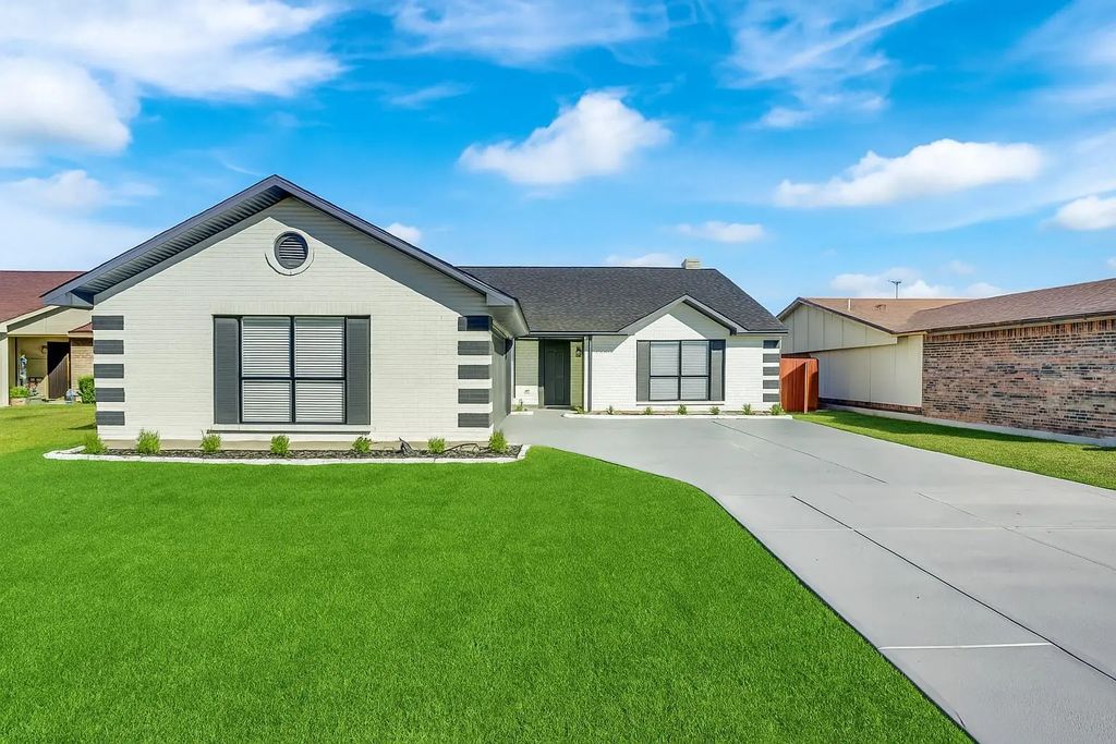 2217 Sharpshire Lane, Arlington