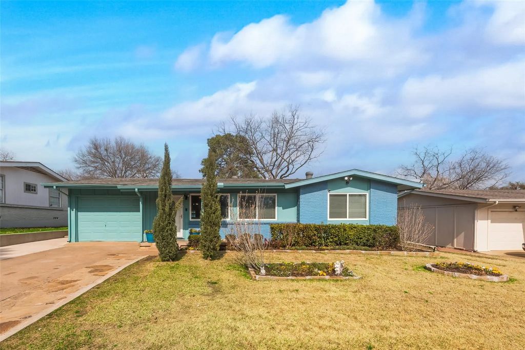 628 Elm Street, Hurst