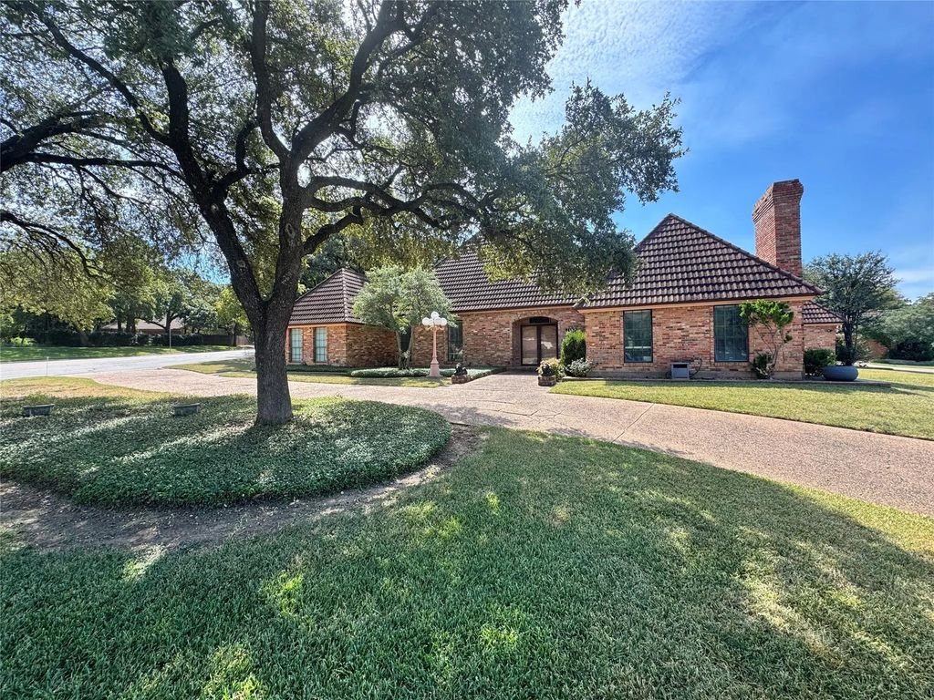 700 Highwoods Trail, Fort Worth