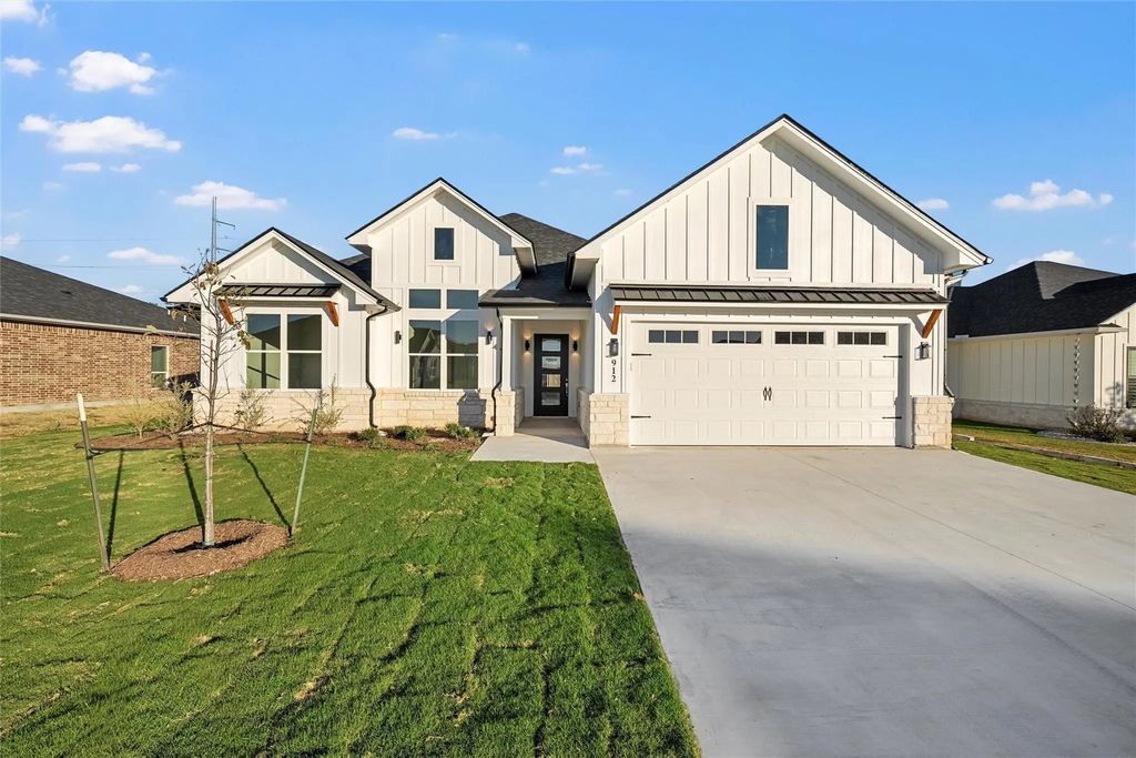 912 Gallant Fox Road, Hewitt