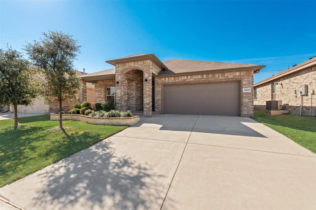 11057 Rockchapel Drive, Fort Worth