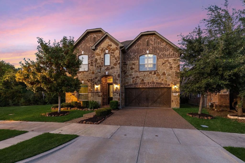 807 Dove Trail, Euless