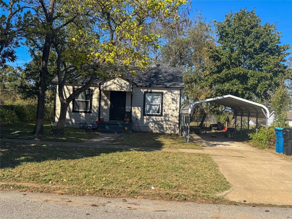 627 E Woodard Street, Denison