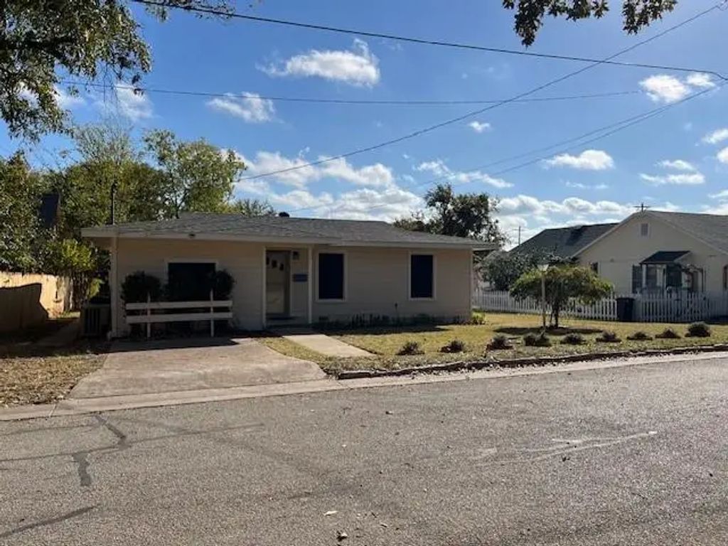 213 S Lambert Street, Granbury