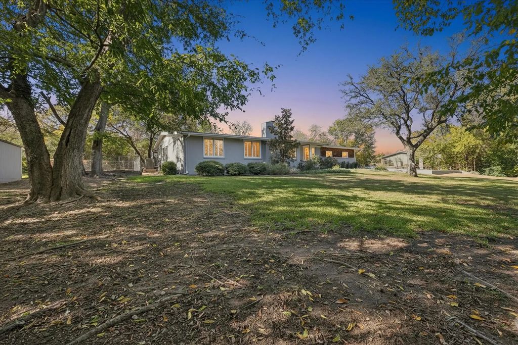 204 Vanshire Road E, Lakeside