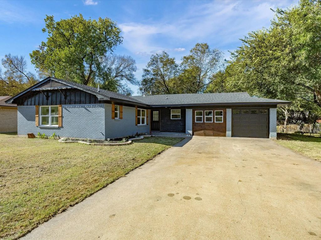 1509 Lyndale Drive, Ennis