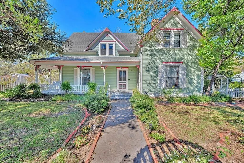 515 Hackberry Street, Clifton